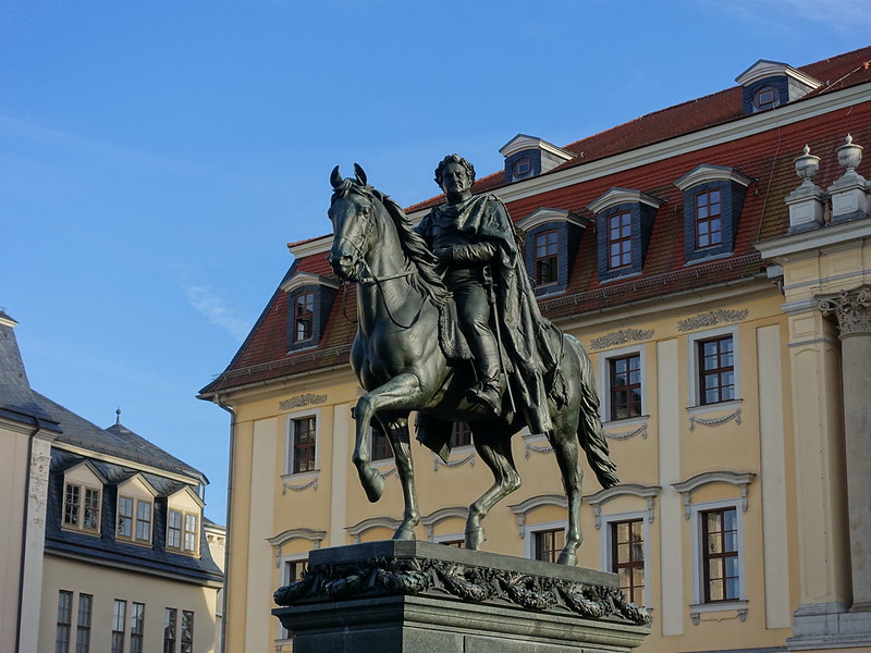 Fürstenhaus mit Carl August Denkmal