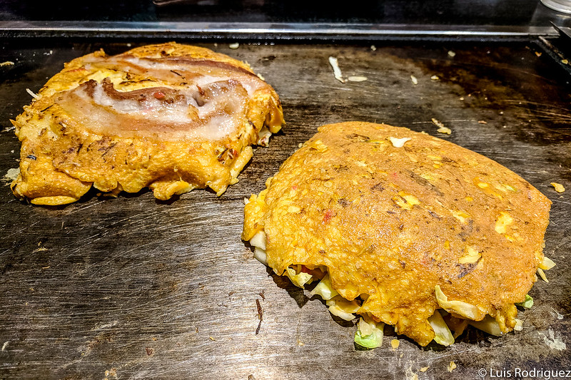 Okonomiyaki cocinándose en la plancha