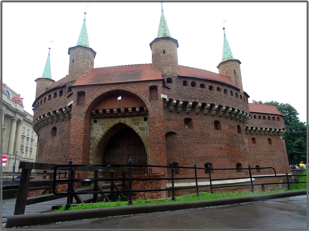 7 días en Polonia: Cracovia-Auschwitz-Tatras y Zakopane-Minas de Sal-Río Dunajec - Blogs de Polonia - Planty-Centro Histórico(Plaza del Mercado-Basílica de Sta. María-Lonja de Paños) (6)