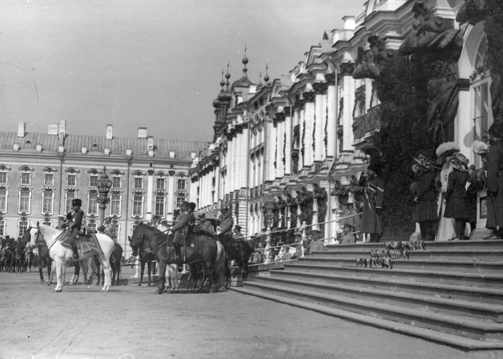 1909. Император Николай II со свитой и членами императорской фамилии у Екатерининского дворца во время церемониального марша лейб-гусар на параде полка. 15 мая