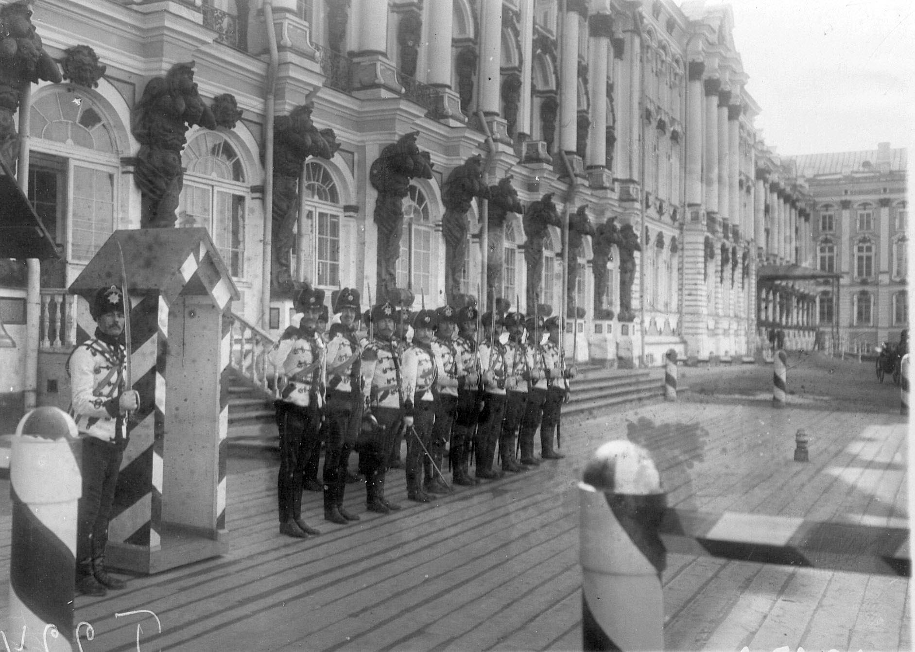 1905. Развод караула полка на плацу перед Екатерининским дворцом. 21 апреля