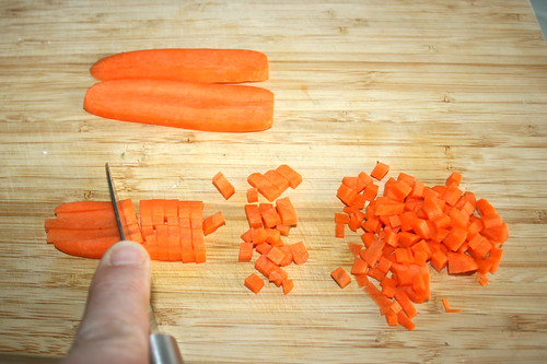 14 - Eine Möhre fein würfeln / Dice one carrot