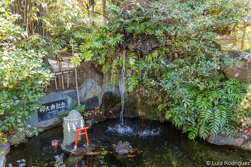 Detalle del santuario Yatsurugi Hachiman