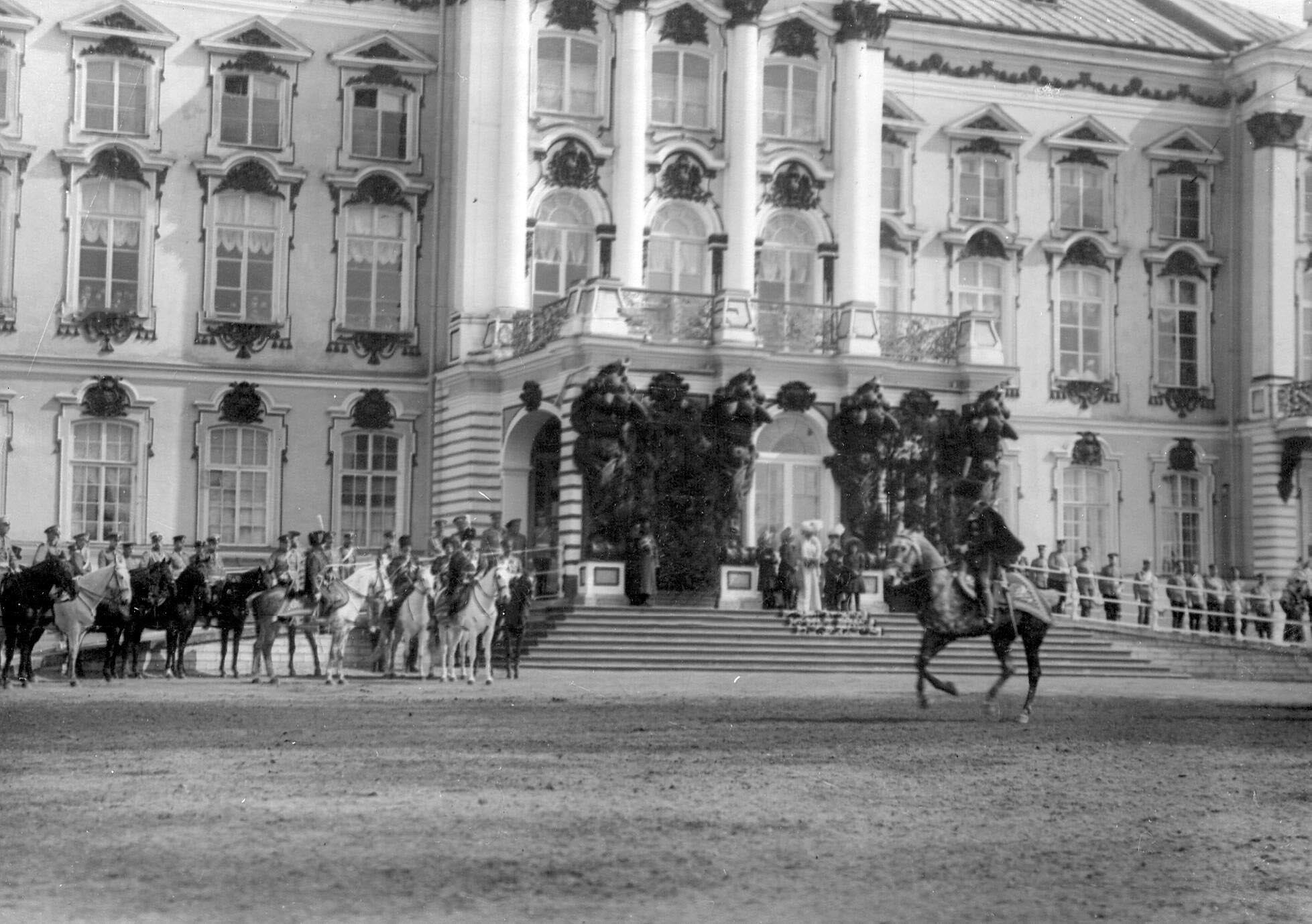 1909. Император Николай II со свитой и членами императорской фамилии у Екатерининского дворца во время церемониального марша лейб-гусар на параде полка. 15 мая