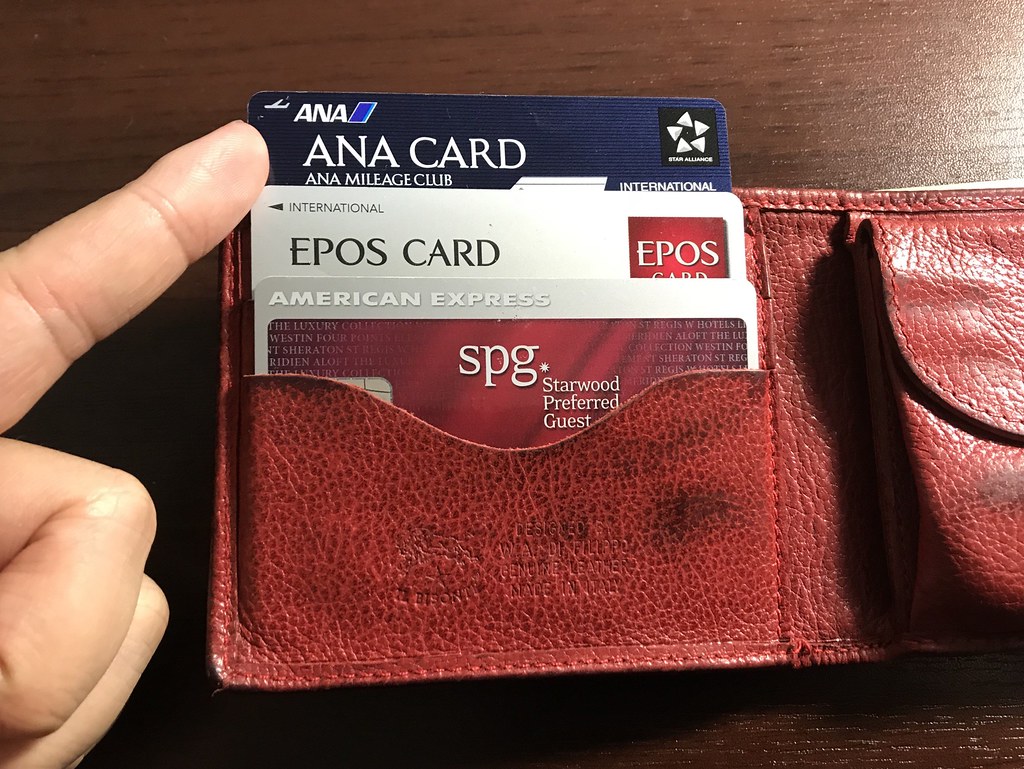 財布の中のクレジットカード。ANAカード、エポスカード、SPGアメックス。