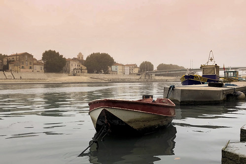 arles provence sunrise docks boat old rhone water river mood fog quiet peaceful viewpoint outdoors architecture morning tourism travel iphone ancient history cloud soft morningrun peer stone cityscape