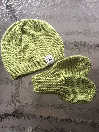 Lise’ Stay-Put Baby Mitts and Hat