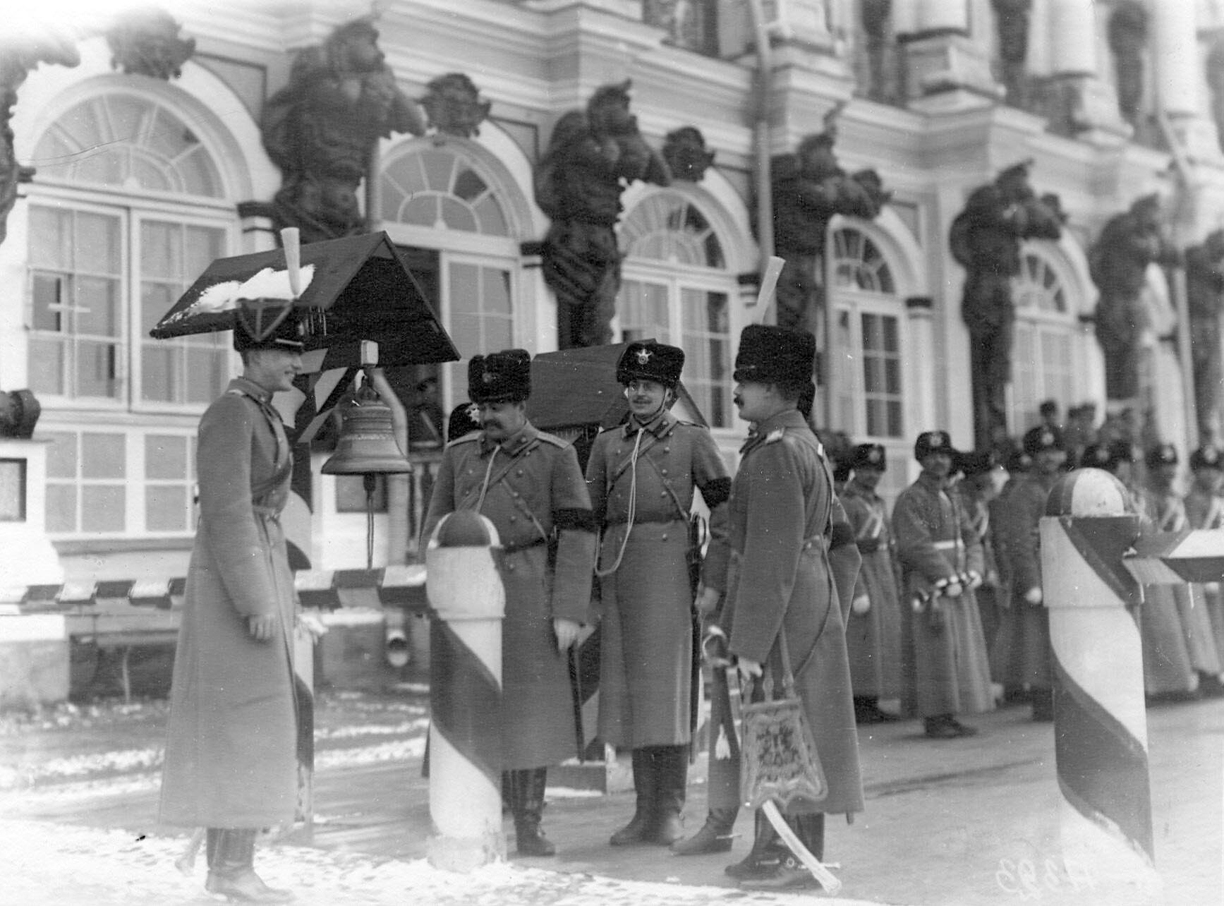 1909-1913. Группа офицеров-гусар в карауле у здания Екатерининского дворца.