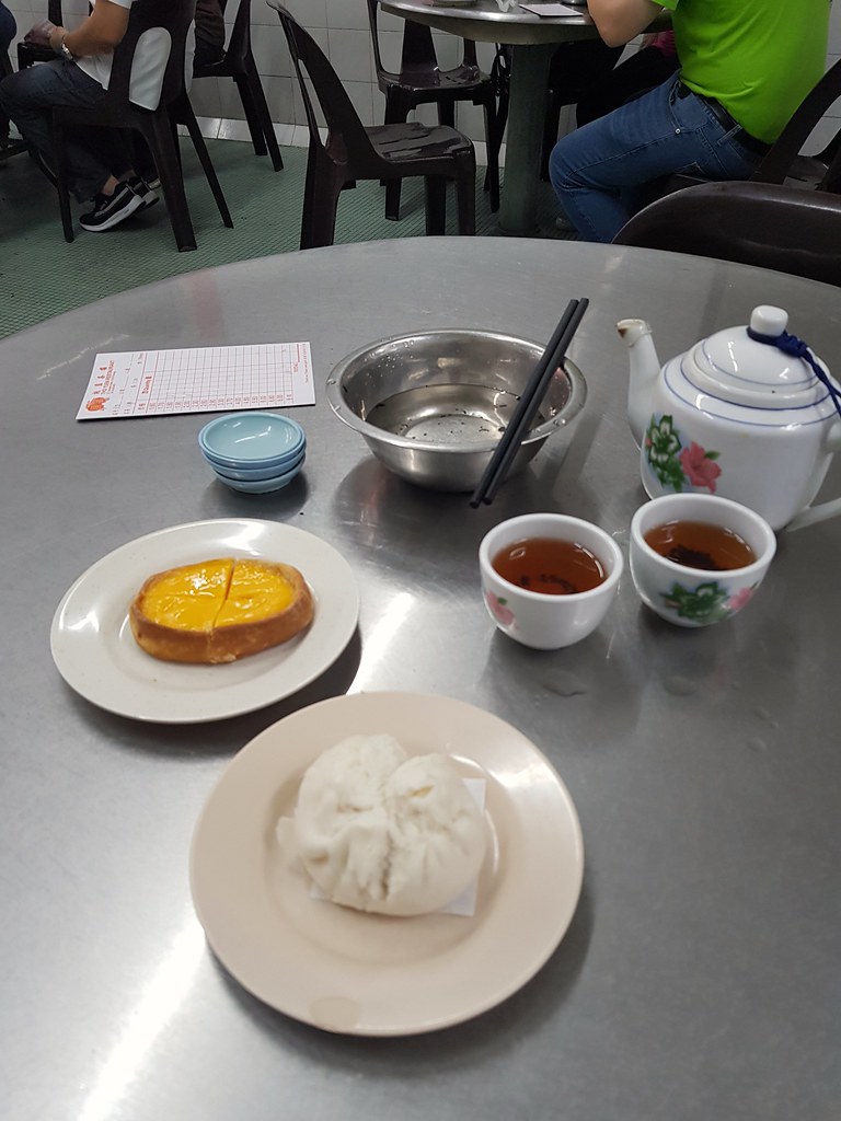 蛋挞 Egg Tart rm$2 & 叉烧包 ChaSiew Pao rm$1.80 @ (桃園茶樓) Tho Yuen Restaurant, Georgetown Penang