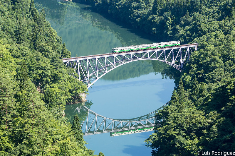 Tren de la línea Tadami cruzando el río Tadami (Fukushima)