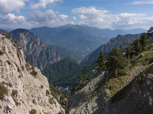 tymfi vikos papigo greece lake drakolimni dragon epirus pindus zagori zagorohoria hellas ελλάδα βίκοσ δρακολίμνη hike trail astraka gamila ploskos aoös gorge cliff smolikas