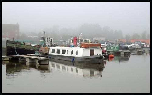 boats water canal waterway mist fog monkmeadow gloucester gloucestersharpnesscanal houseboat