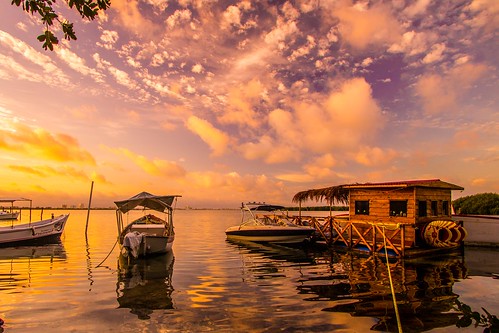 cancun lagoon morning daybreak sunrise water boats clouds sky quintana roo mexico laguna nichupte