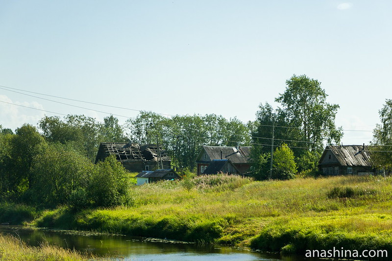 Дома вдоль реки Мегрега, Карелия