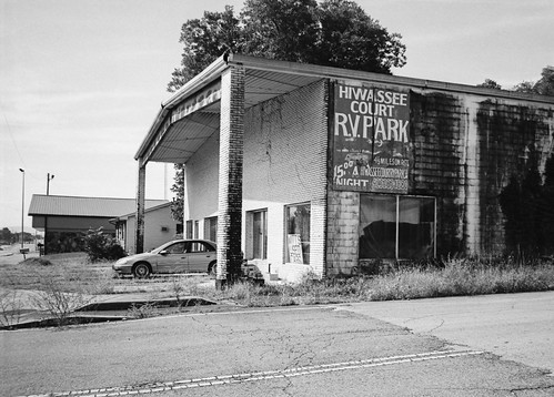 abandoned neglected building wittsusedcars paintedsign rvpark etowah tennessee thesouth bwfp chinonbellami silberrapan100 35mm film xtol