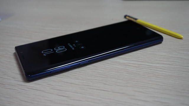 Sisi samping kiri Galaxy Note 8 terdapat tombol volume dan Bixby (Liputan6.com/ Agustin Setyo W)