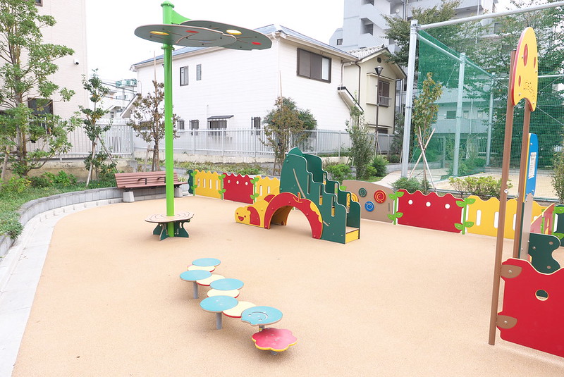 1歳から3歳専用の遊び場も用意されている町屋の藍染公園は子連れで遊びに行くのにお勧め 荒川区のはなし