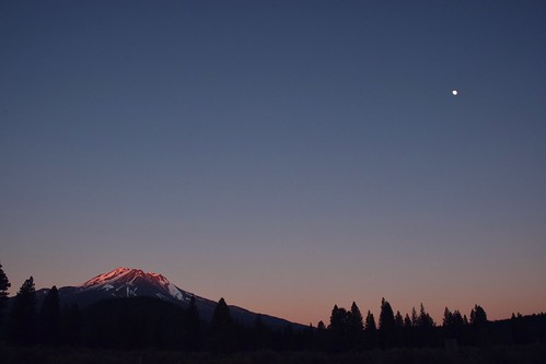 mountshasta evening siskiyoucounty california dusk moon bluehour