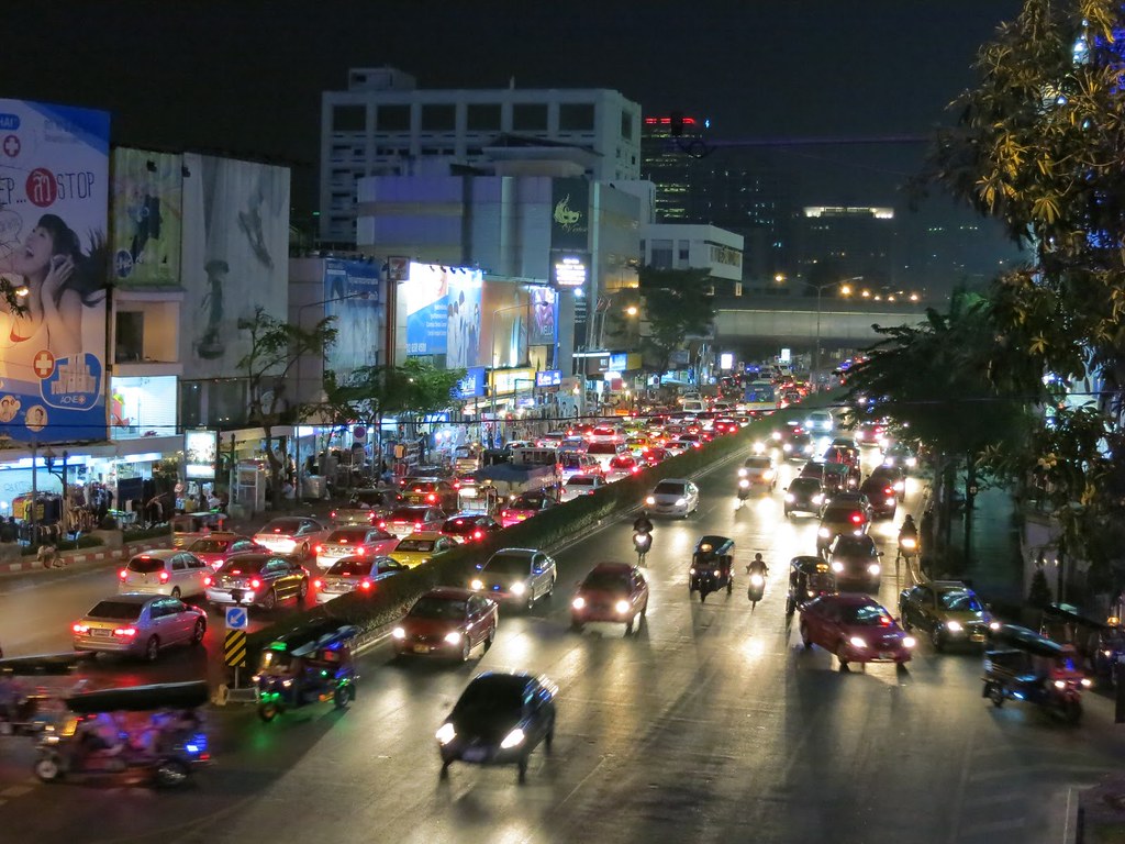 Bangkok - Kaoottinen kaupunki, jota rakastan. Bangkok on kaupunki, johon palaan aina kun mahdollista. En kuitenkaan siksi, että kaupunki olisi jotenkin erityisen viehättävä. Bangkok on kaupunki, jossa on liikaa kaikkea. Liikaa ihmisiä, liikaa ostoskeskuksia, liikaa liikennettä, liikaa saastetta.