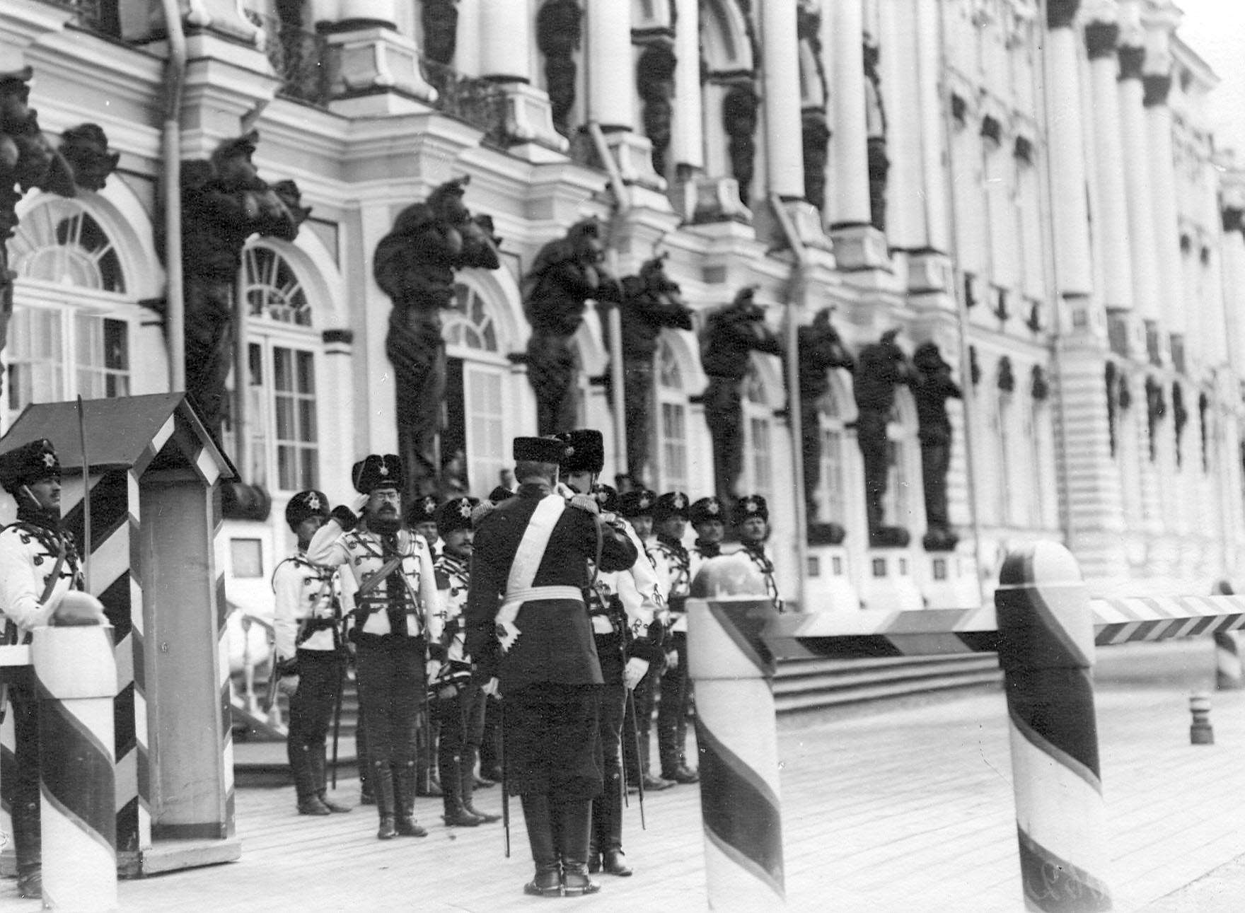 1905. Караул гусар у здания Екатерининского дворца. 21 апреля