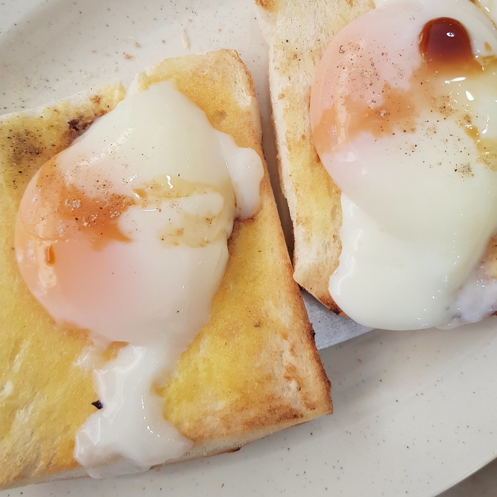 半生熟蛋加面包 Telur atas Roti rm$6 & 海南咖啡 Hainan Kopi rm$2.20 @ 中国酒店 Chong Kok Kopitiam USJ1