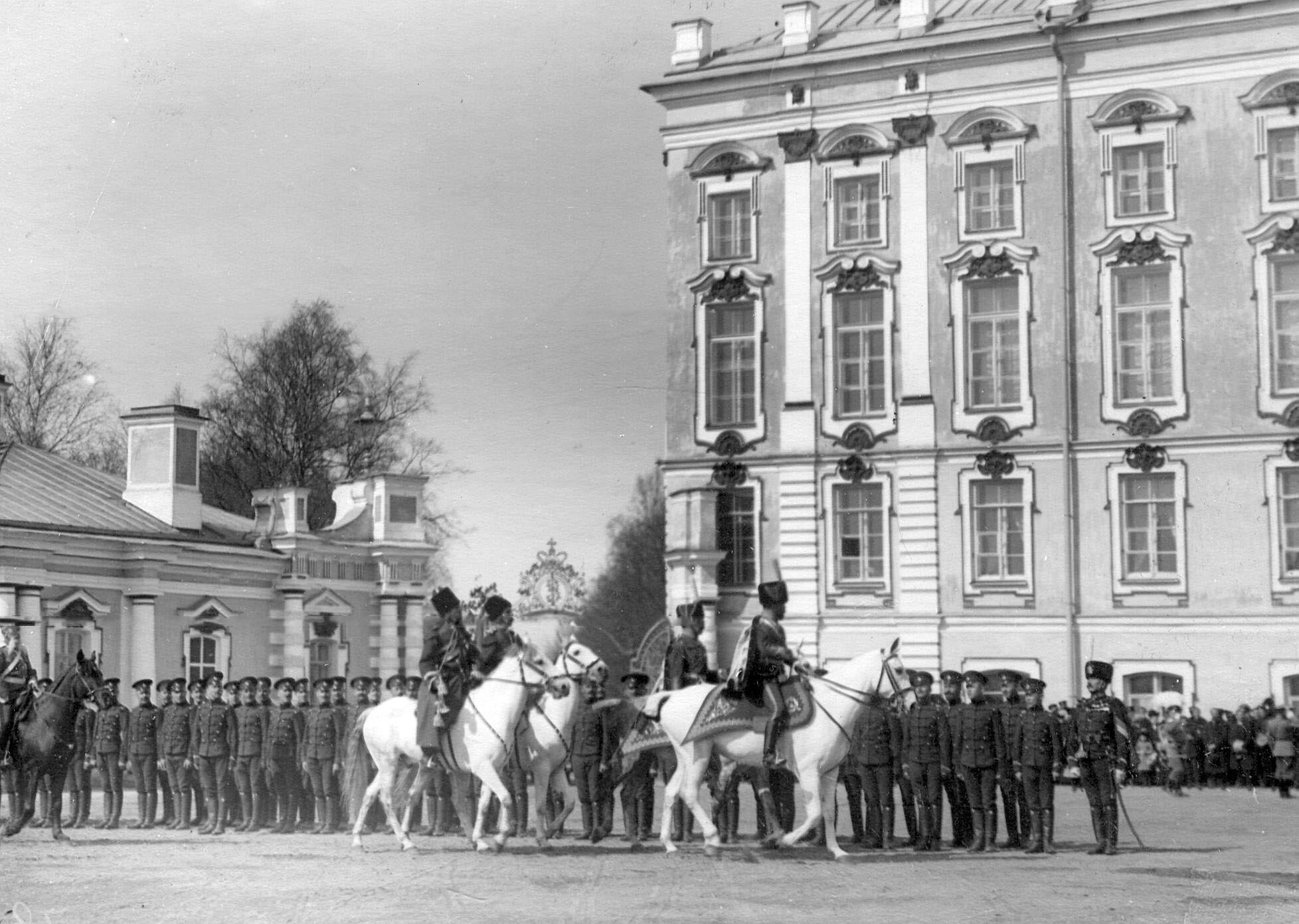 1910. Император Николай II проезжает по фронту выстроившихся на парад у Екатерининского дворца гусар нестроевой команды. 15 мая