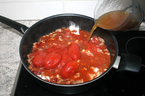 02 - Tomaten & Gemüsebrühe hinzufügen / Add tomatoes & vegetable broth
