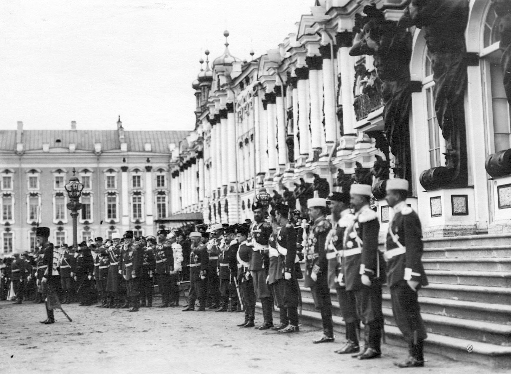 1905. Великие князья, генералитет на параде полка перед Екатериненским дворцом. 21 апреля