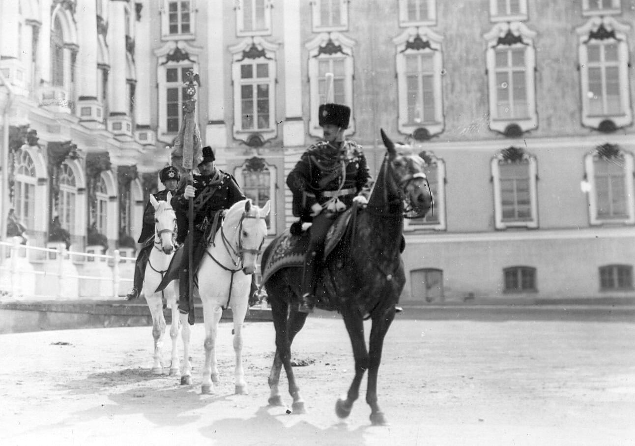 1910. Гусары с полковым штандартом и с охраной на параде полка. 15 мая