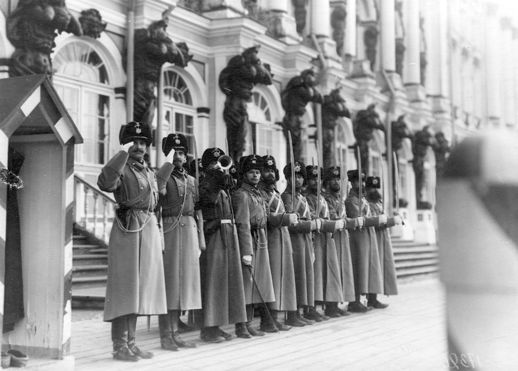 1905. Караул гусар у здания Екатерининского дворца. 21 апреля
