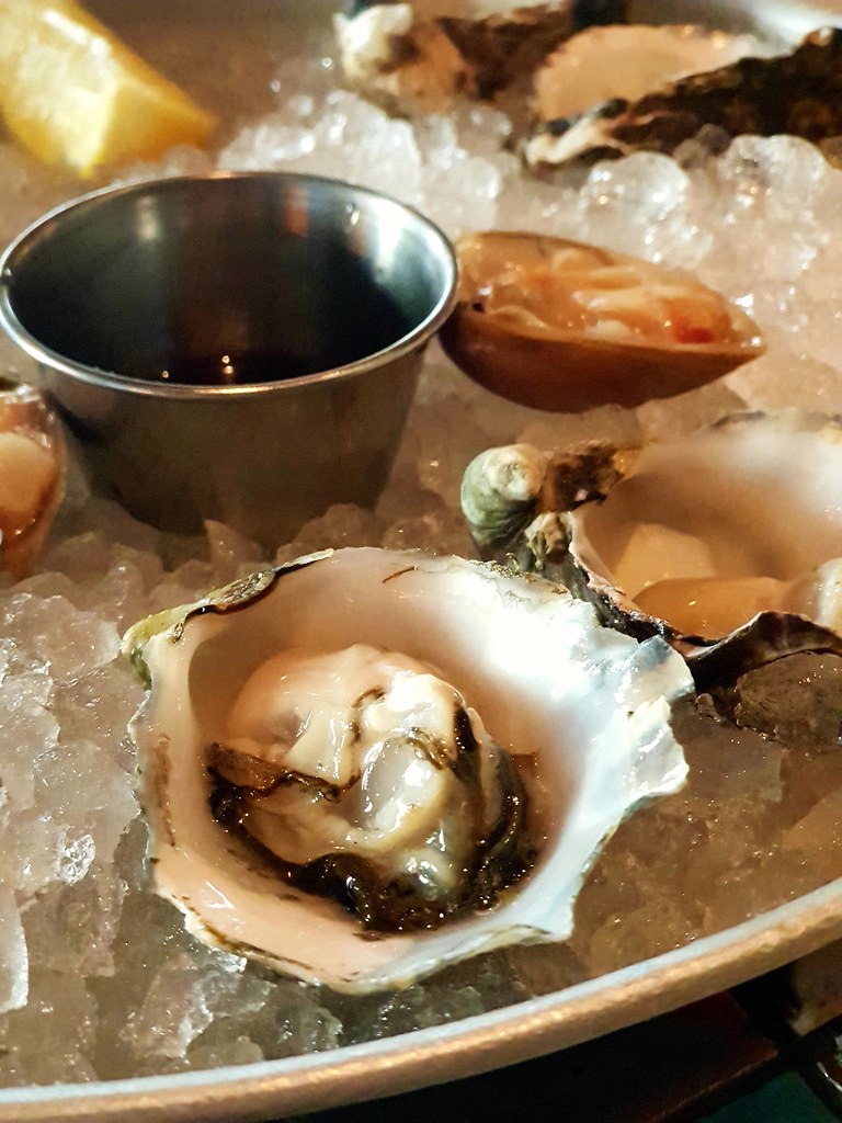 Oysters AUD$4.50/pc, Clams AUS$3/pc (Australian Rock Oyster & Pacific Oyster) w/Young Henrys "Oyster Stout" AUD$8 @ The Morrison Bar & Oyster Room, Sydney