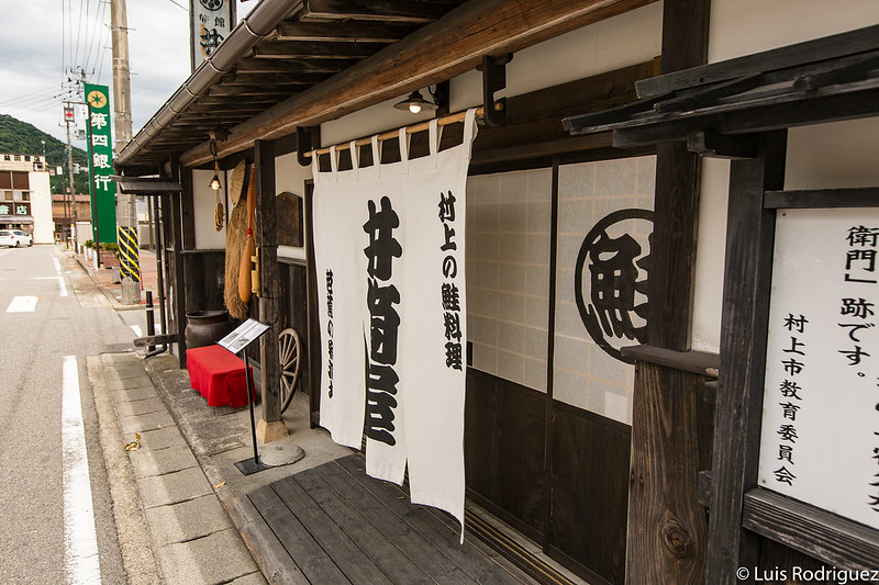 Preciosas cortinas noren cuelgan de los locales tradicionales de Murakami