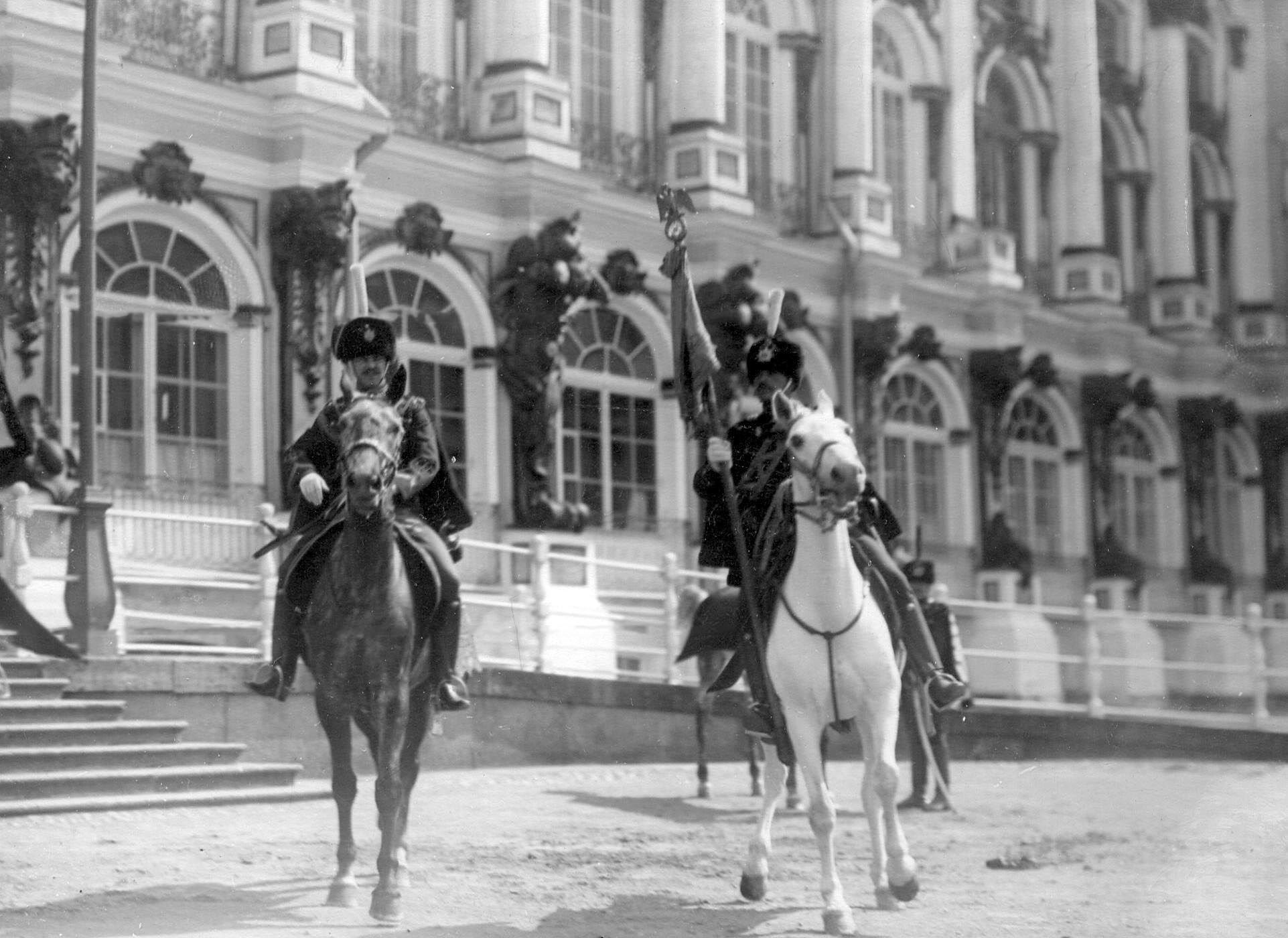 1910. Гусары с полковым штандартом и с охраной на параде полка. 15 мая
