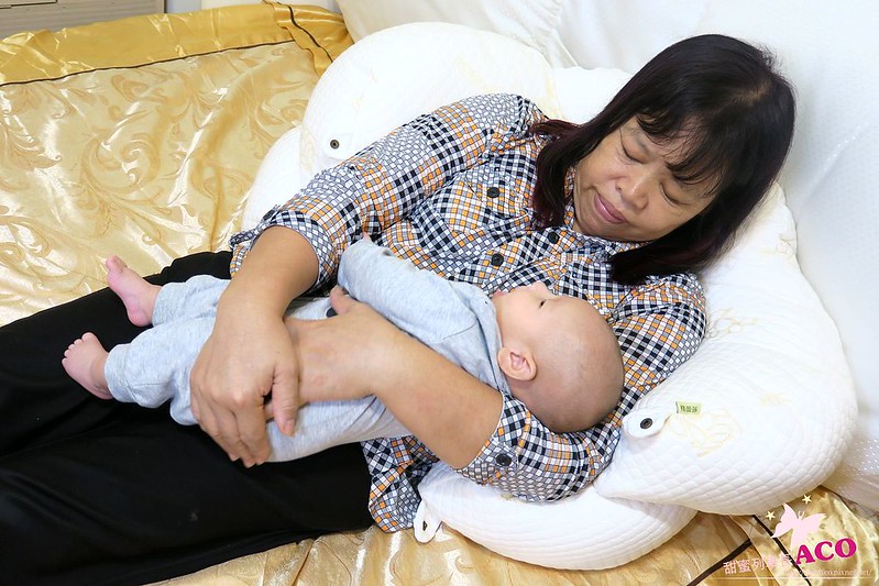 哺乳護嬰枕 月亮枕IMG_6309.JPG