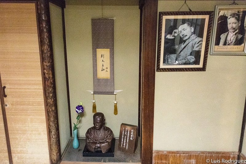 Recuerdos de Natsume Soseki en la sala Botchan-no-ma