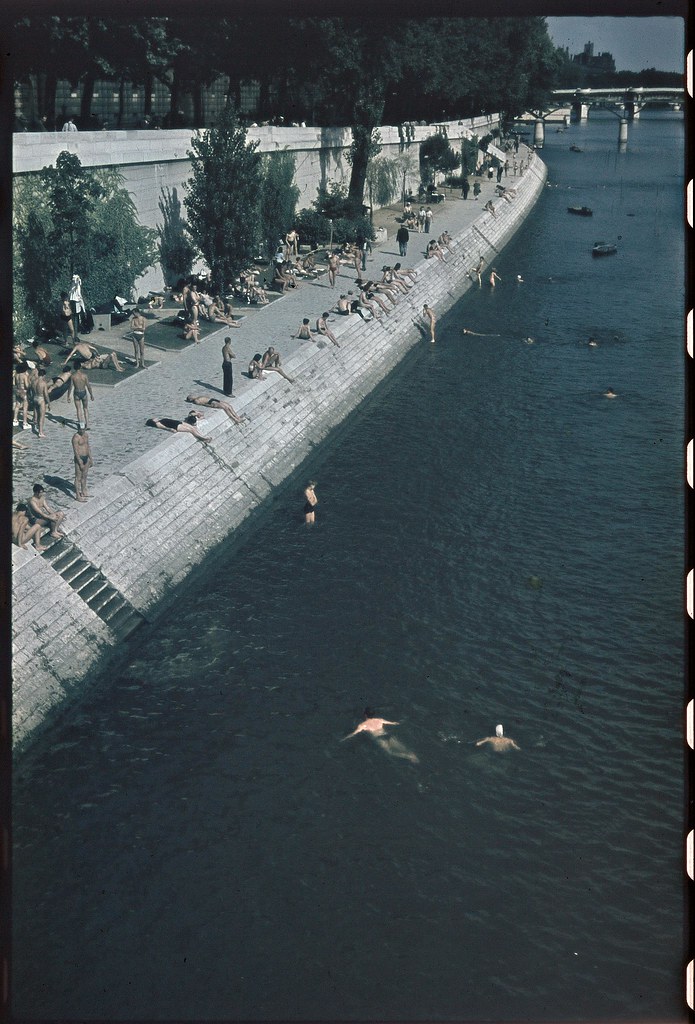 Отдыхающие на берегах Сены (вид с моста Каррузель)