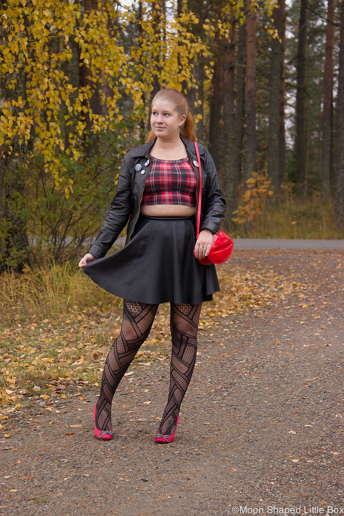 Lip bag, leatherskirt, leatherjacket, outfit, black and red, fishnet stockings