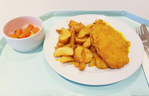 Crispy chicken breast with curry mango sauce & potato wedges / Hähnchenbrust in der Knusperpanade mit Curry-Mangosoße & Kartoffelecken