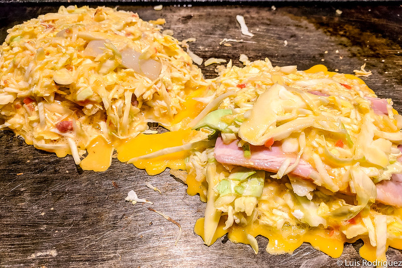 Okonomiyaki cocinándose en la plancha