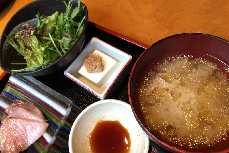 赤坂ごんきち天然ブリ刺身と阿久根産アジフライとトロさばのフライ定食
