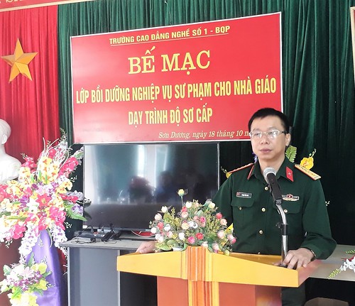 Đại tá, TS Phạm Văn Hòa - Hiệu trưởng nhà trường phát biểu tại buổi Bế giảng