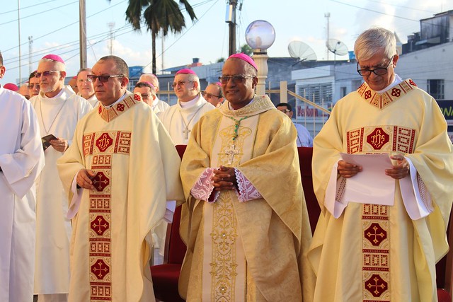 Dom LimacÃªdo (centro) foi nomeado pelo Papa Francisco no primeiro semestre deste ano - CrÃ©ditos: ReproduÃ§Ã£o