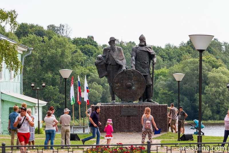 Памятник Рюрику и Вещему Олегу, Старая Ладога