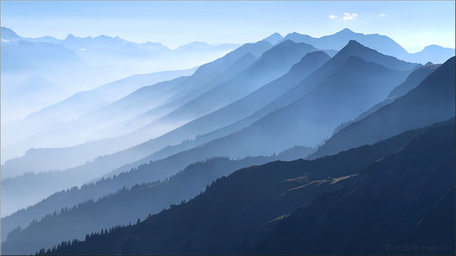 switzerland niesen berge berneroberland blau blue hiking mountains schatten shadows silhouettes