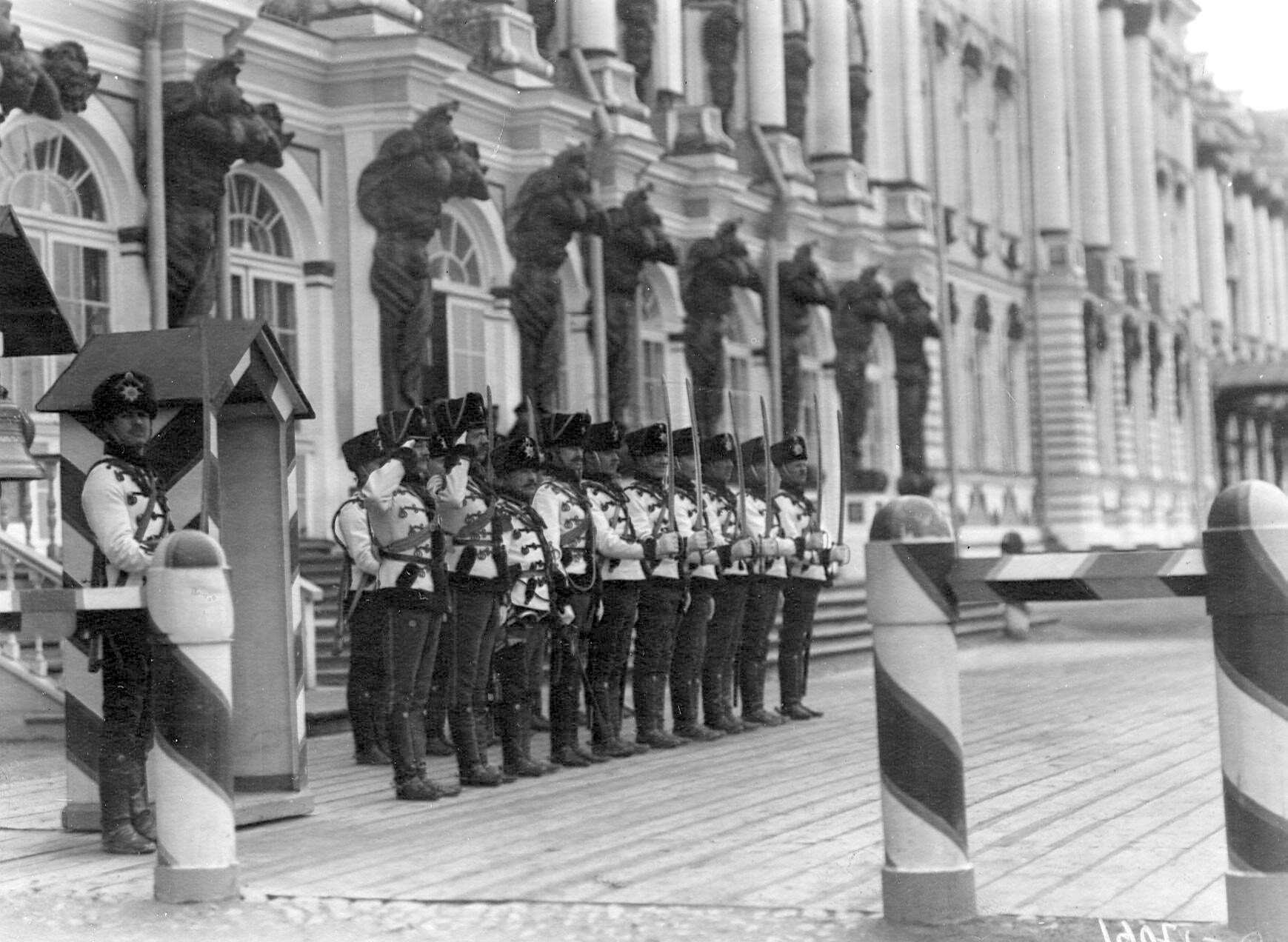 1909-1913. Караул гусар у здания Екатерининского дворца