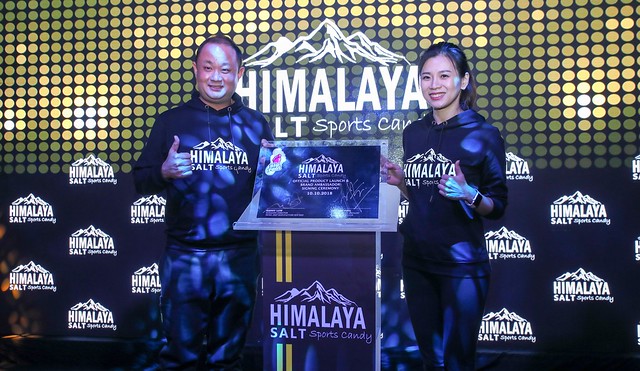 Photo 2 (L-R) Kenny Low, Founder and Managing Director of Nicko Jeep Manufacture Sdn Bhd & Goh Liu Ying, Himalaya Salt Sports Candy Ambassador