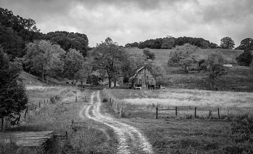 barn farm abandoned road countryroad mountains serene westvirginia wv lindside monroe fence trees sky bw bobbell xt1 fujifilm