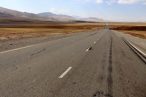 kyrgyzstan torugart pass road street vanishing point empty landscape a365