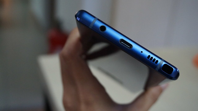 Sisi bawah Galaxy Note 9, terdapat slot untuk S Pen, speaker, dan port USB Type C (Liputan6.com/ Agustin Setyo W)