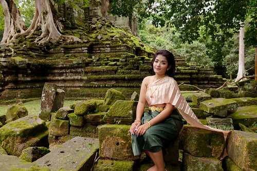 traditional traditionalclothing portrait landscape khmer cambodia siemreap jungle preahpalilay temple onelightportrait nikon d610 sb900 angkorarchaeologicalpark
